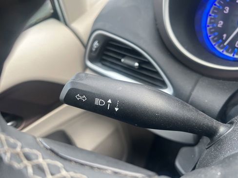 Used 2024 Chrysler Voyager LX image 14