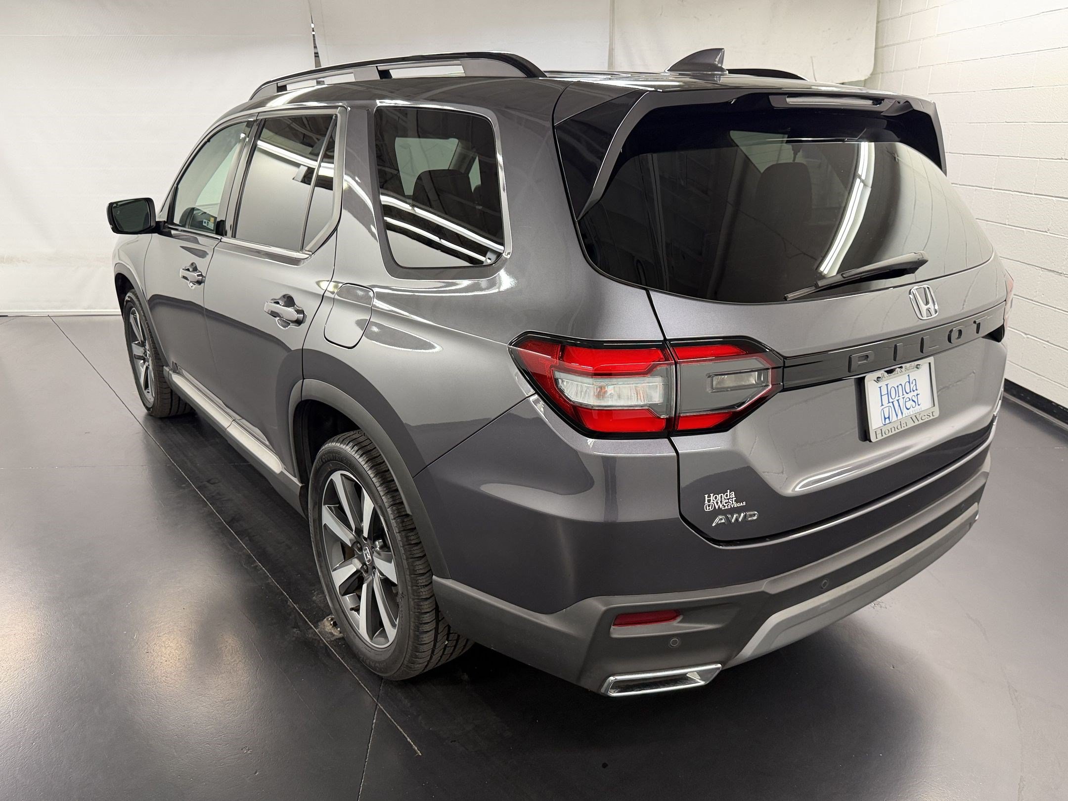 Certified 2024 Honda Pilot Touring image 3