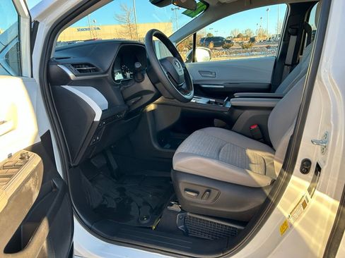 Used 2025 Toyota Sienna LE image 10
