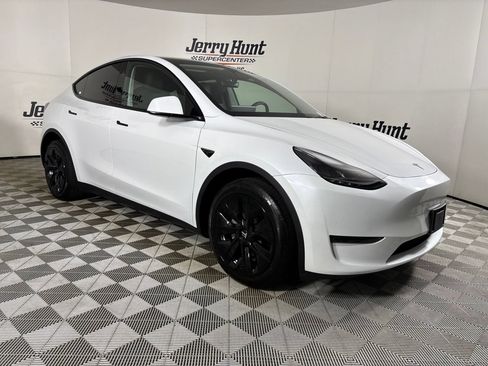 Used 2024 Tesla Model Y 2WD image 3