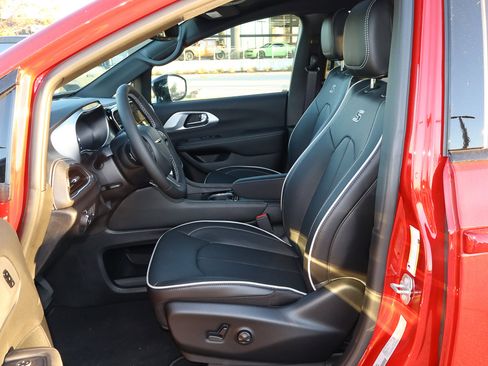 New 2026 Chrysler Pacifica Limited w/ S Appearance Package image 13