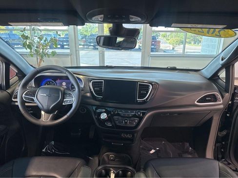 Used 2025 Chrysler Pacifica Select FWD image 20