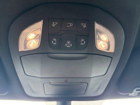 Used 2025 Chrysler Pacifica Select FWD image 32