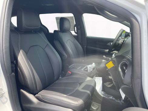 New 2027 Chrysler Pacifica Select w/ Family Tech Group FWD image 15