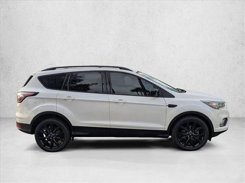 Used 2017 Ford Escape SE w/ Equipment Group 201A image 4
