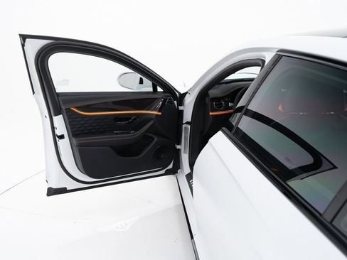 Used 2025 Bentley Flying Spur Plug-In Hybrid image 10