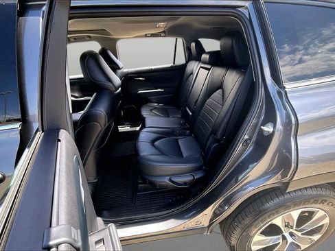 Used 2022 Toyota Highlander XLE AWD/4WD image 20