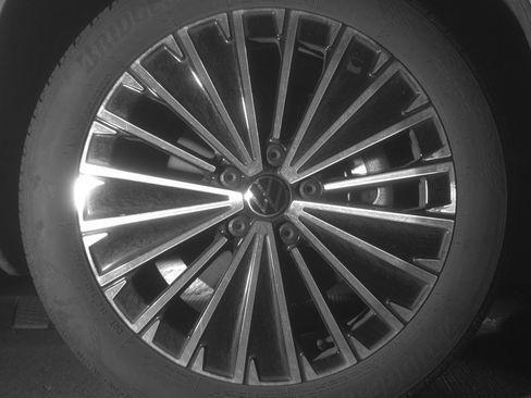 Used 2025 Volkswagen Taos SE image 13