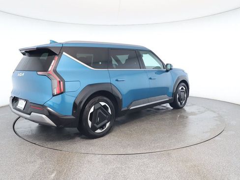 Used 2024 Kia EV9 Land image 5