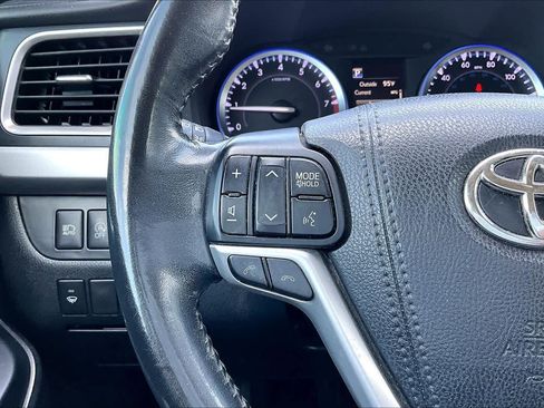 Used 2018 Toyota Highlander SE FWD image 24