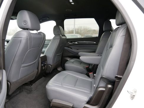 Used 2022 Buick Enclave Essence image 11