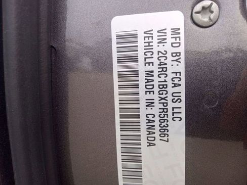 Used 2023 Chrysler Pacifica Touring-L image 9