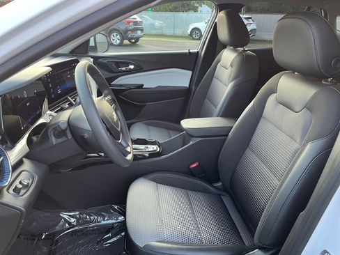 Used 2025 Chevrolet Trax LT image 34