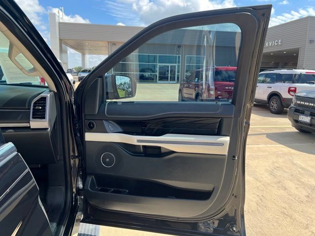 Used 2018 Ford Expedition Platinum RWD image 25