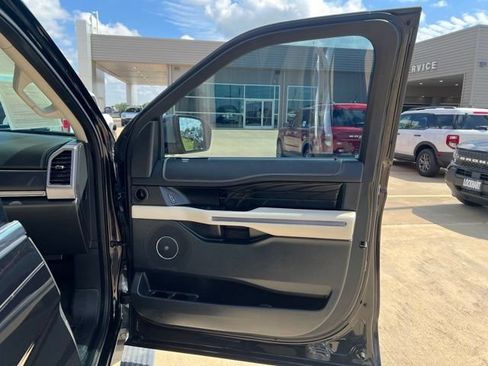 Used 2018 Ford Expedition Platinum RWD image 25