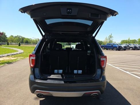 Used 2017 Ford Explorer XLT w/ Equipment Group 202A AWD/4WD image 10
