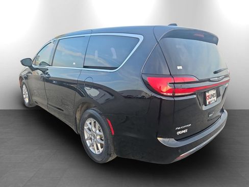 Used 2024 Chrysler Pacifica Touring-L image 9