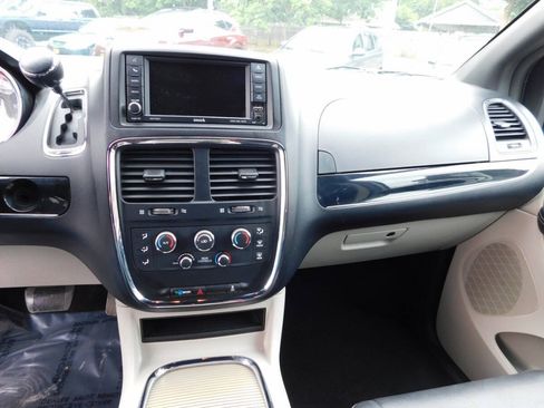 Used 2017 Dodge Grand Caravan SXT FWD image 9