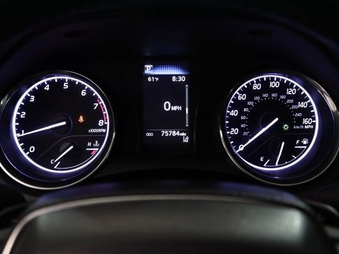 Used 2019 Toyota Camry SE image 3