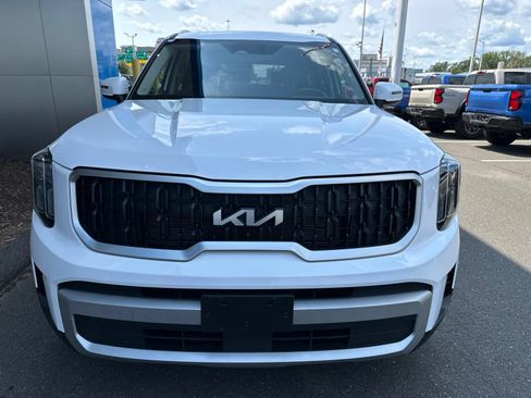 Used 2024 Kia Telluride EX w/ EX Captain's Chair Package AWD/4WD image 2