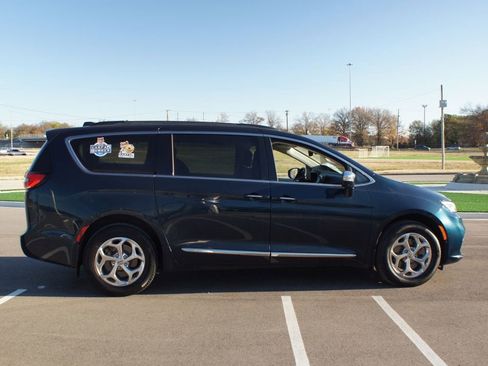 Used 2022 Chrysler Pacifica Limited image 23