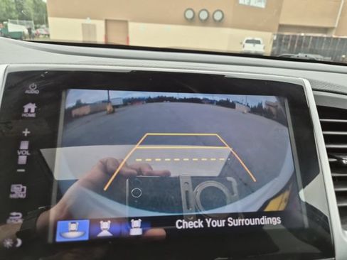 Used 2018 Honda Pilot Touring image 16