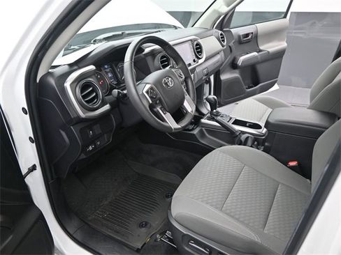 Used 2022 Toyota Tacoma SR5 w/ Technology Package image 6