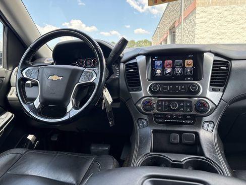 Used 2020 Chevrolet Suburban LT RWD image 3