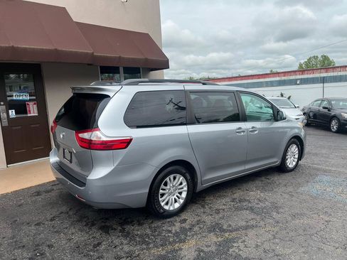 Used 2017 Toyota Sienna XLE w/ XLE Navigation Package FWD image 5