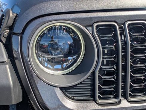 Used 2025 Jeep Gladiator Mojave w/ Technology Group image 10