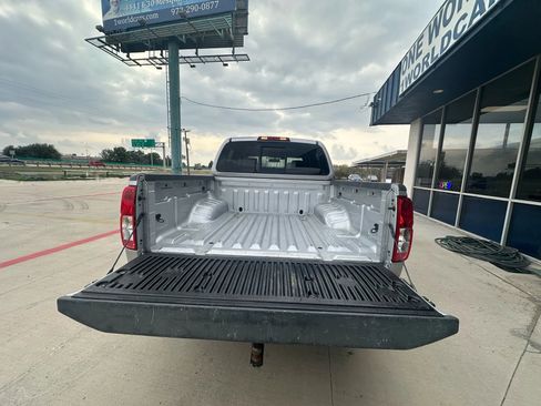 Used 2018 Nissan Frontier SV image 9
