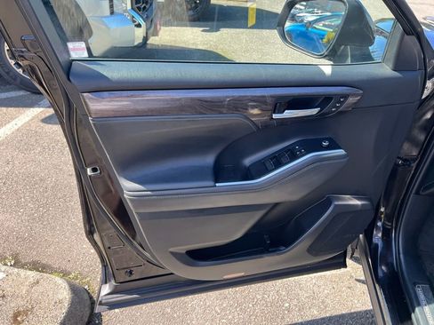 Used 2021 Toyota Highlander Platinum image 9