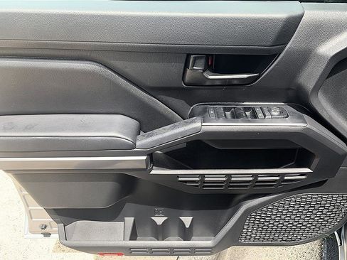 Certified 2025 Toyota Tacoma SR5 AWD/4WD image 9