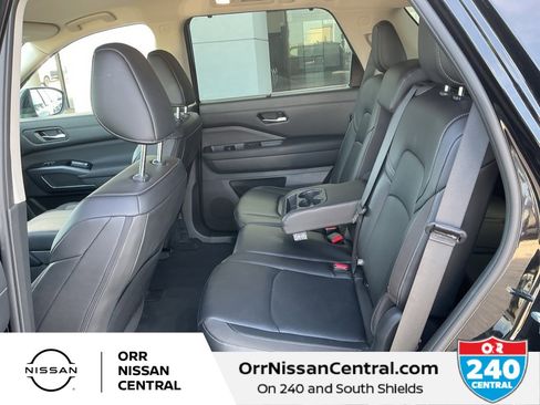 Used 2025 Nissan Pathfinder SL image 11