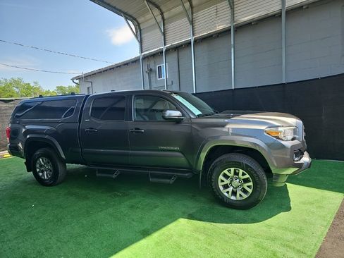 Used 2016 Toyota Tacoma SR5 w/ SR5 Appearance Package (SN) AWD/4WD image 3