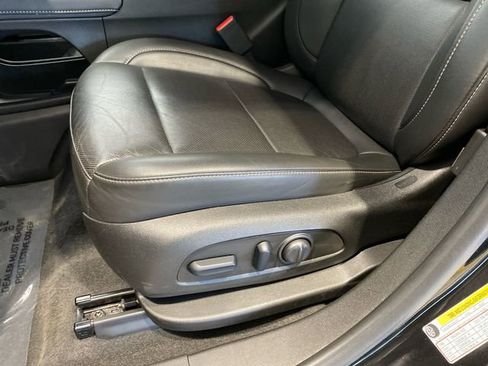 Used 2023 GMC Acadia SLT image 17