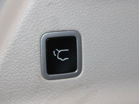 Used 2024 Chrysler Pacifica Touring-L image 14