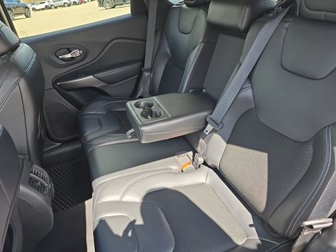 Used 2020 Jeep Cherokee Latitude Plus w/ Cold Weather Group AWD/4WD image 13