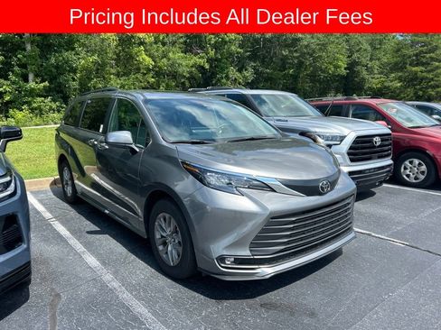 Used 2026 Toyota Sienna XLE FWD image 1