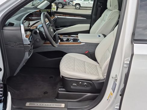 Used 2025 Cadillac Escalade Sport Platinum w/ LPO, Floor Liner Package AWD/4WD image 19