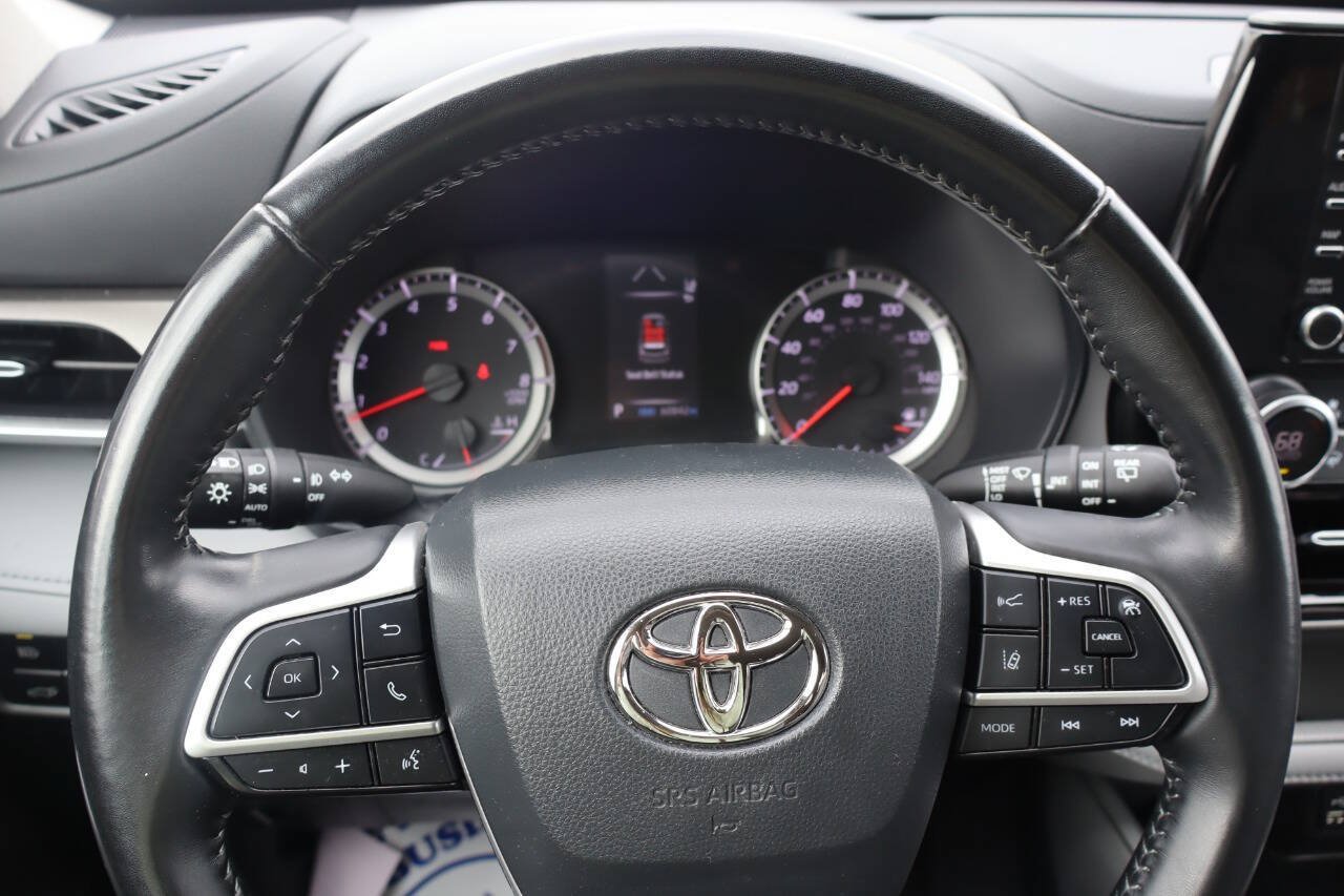 Used 2022 Toyota Highlander LE AWD/4WD image 19