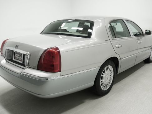 Used 2006 Lincoln Town Car Designer Series RWD image 4