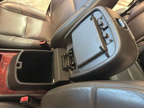 Used 2014 Cadillac Escalade Luxury AWD/4WD image 22