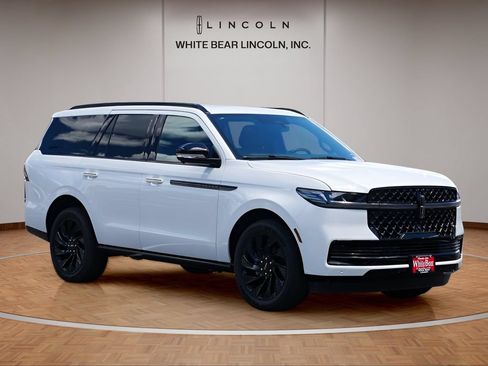 Used 2026 Lincoln Navigator Reserve w/ Jet Appearance Package AWD/4WD image 3
