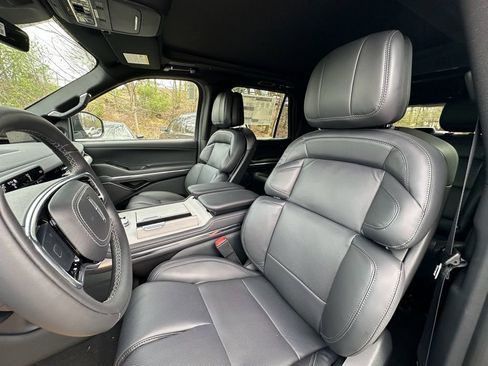 New 2026 Lincoln Navigator Reserve w/ Jet Appearance Package AWD/4WD image 16