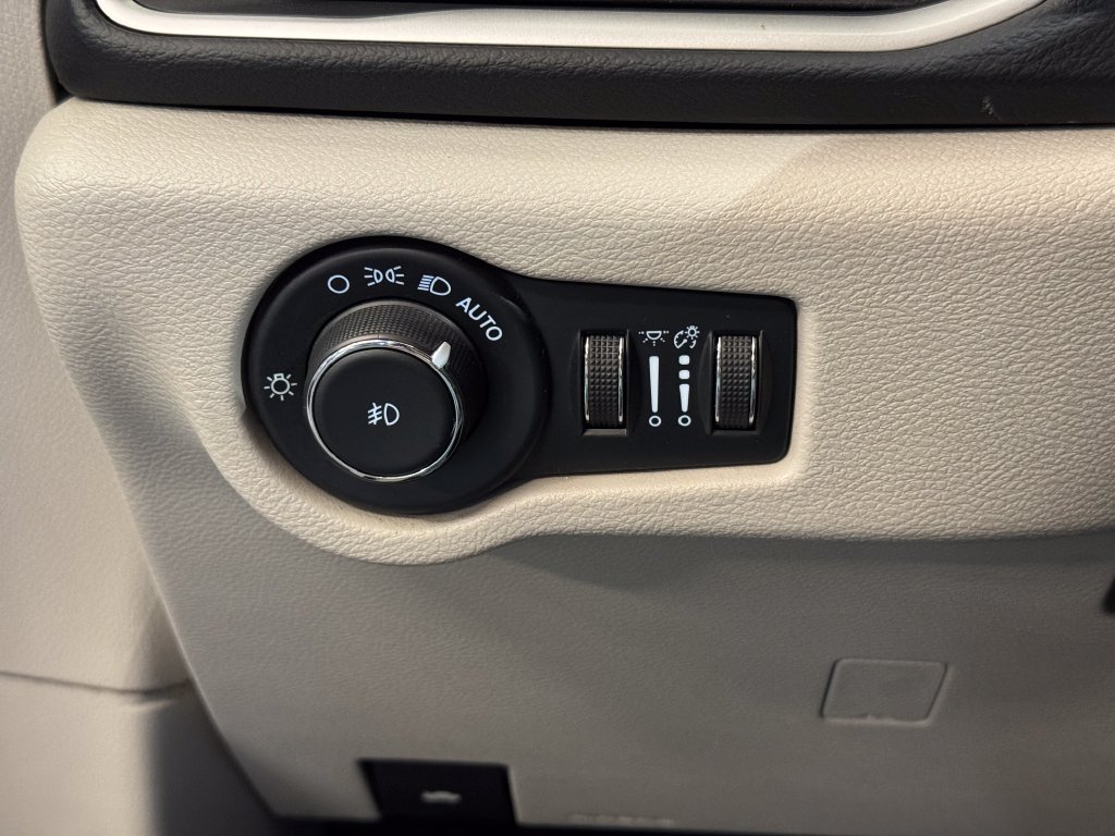 Used 2022 Chrysler Pacifica Touring-L FWD image 17