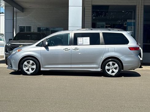Used 2018 Toyota Sienna LE w/ Carpet Mat Package FWD image 6