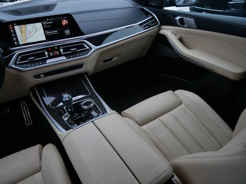 Used 2022 BMW X7 M50i image 11