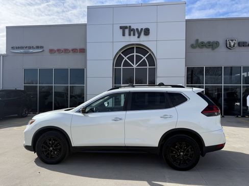 Used 2018 Nissan Rogue SV image 40