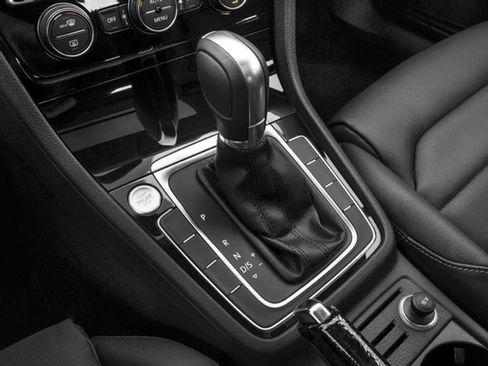 Used 2016 Volkswagen Golf S image 8